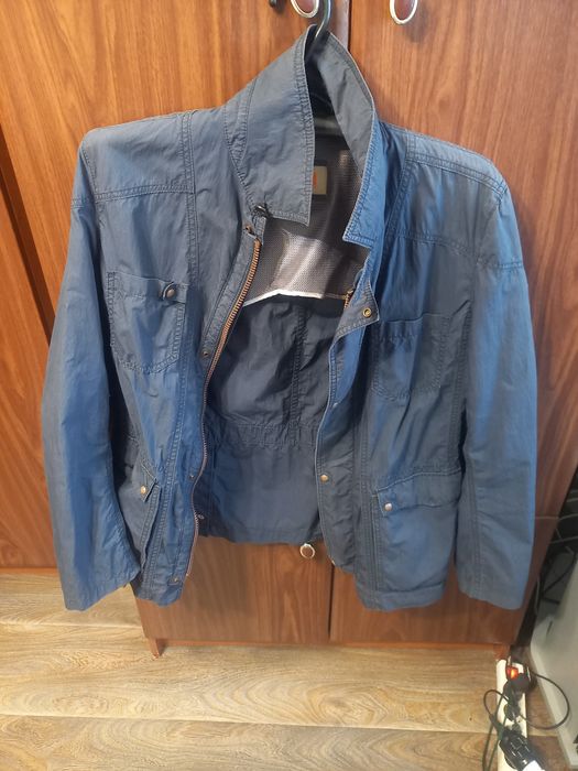 Продам ветровку  HUGO BOSS orange размер М