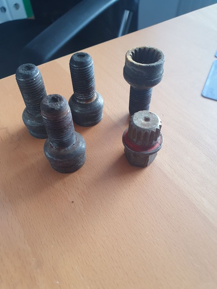 Śruby zabezpieczające fi 14 VW