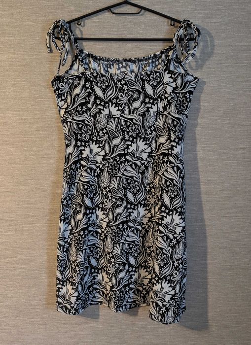 Чорно-біла сукня у квітковий принт, розмір M, Sinsay