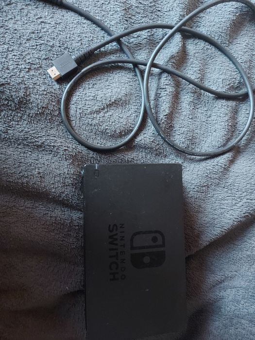 Stacją do nintendo z kablem HDMI