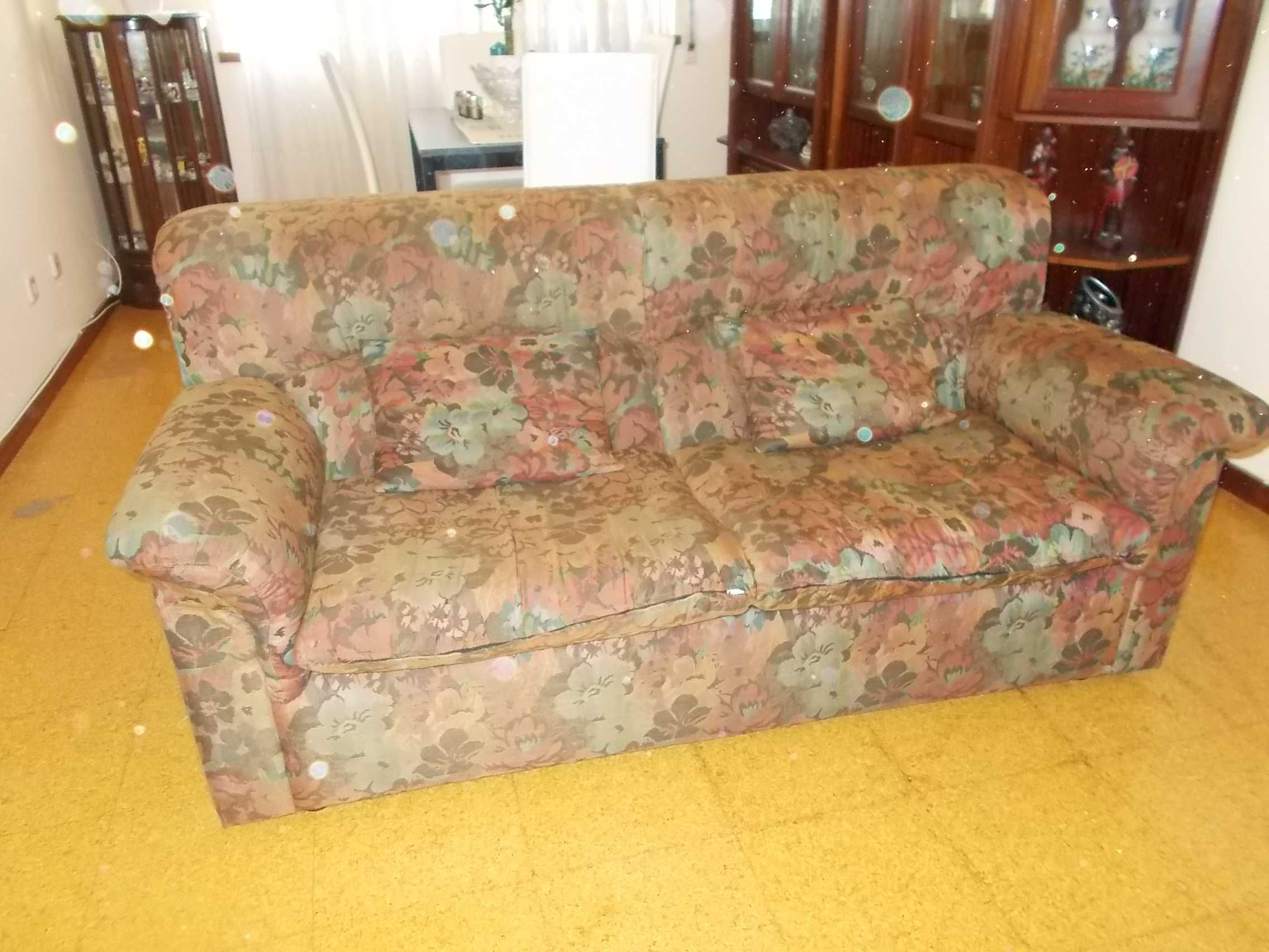 sofa floral em tecido