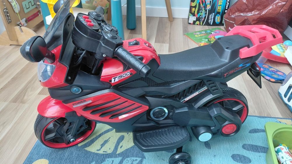 Motocykl jezdzi i gra