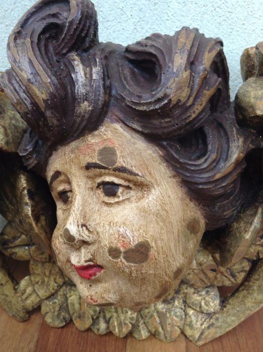 Par de imagens anjos em madeira de castanho com pintura a óleo/dourado