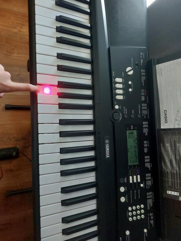 Keyboard yamaha EZ-220 +stojak, +stopka, +pedał