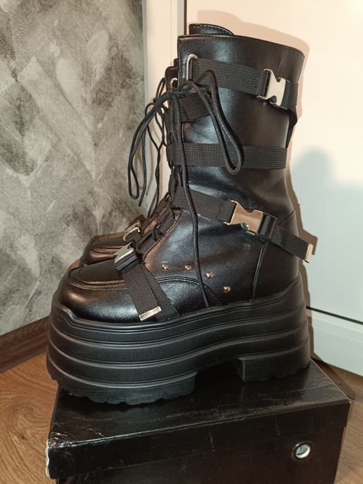 Жіночі чоботи на великій платформі