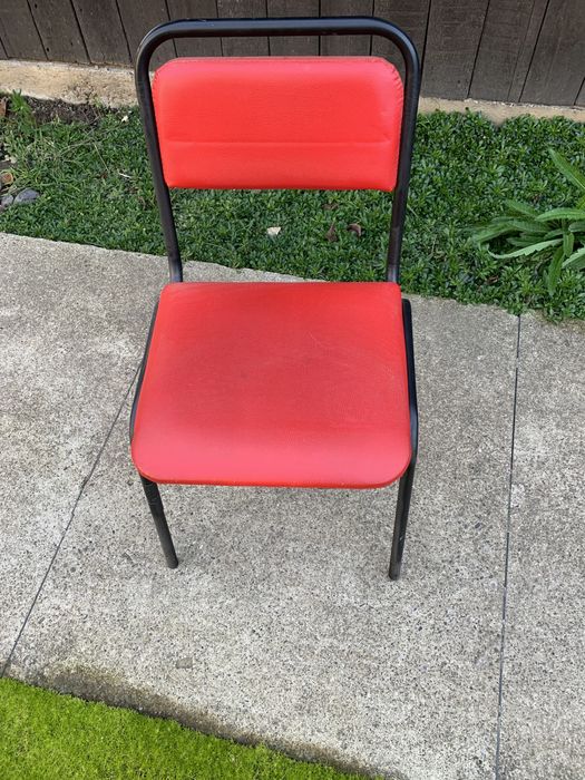 Стілець червоний з чорним