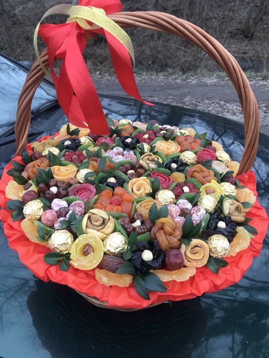 Їстівний букет. Букет з сиру, ковбасок, сухофруктів, цукерок.