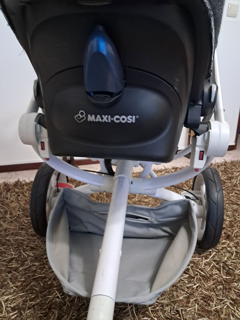 Carrinho de bebé com ovo