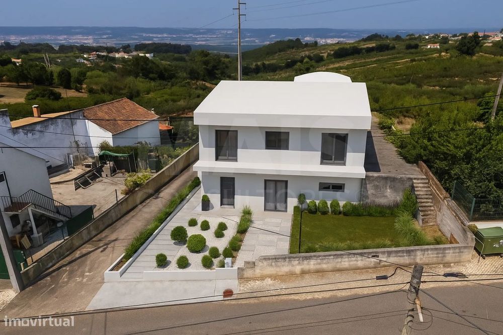 Moradia T5 com Armazém e Terreno na Usseira, Óbidos