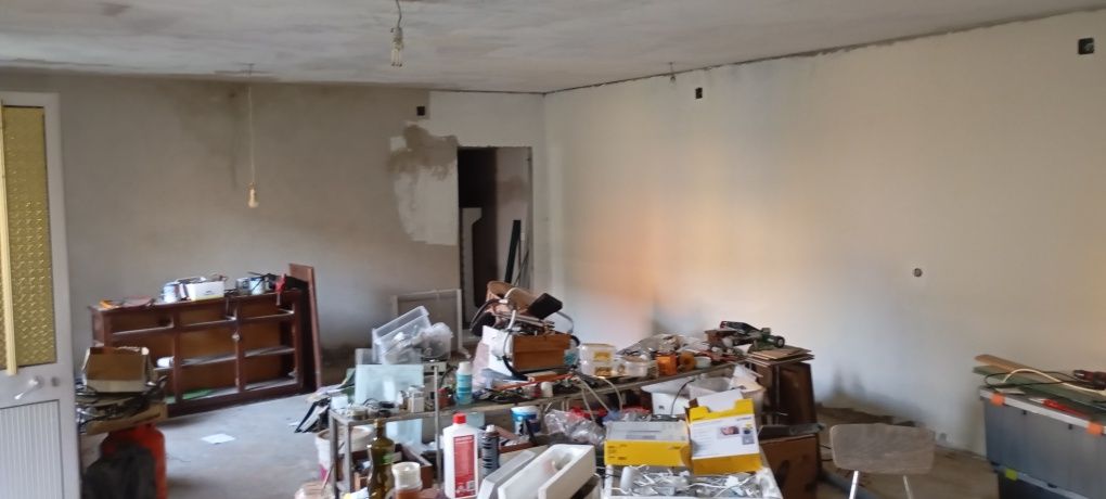 Alugo espaço para arrumos em anexo independentemente