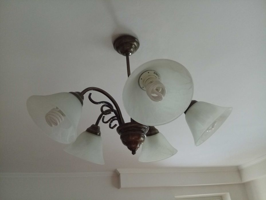 Żyrandol pięcioramienny, klosze ze szkła lodowego.