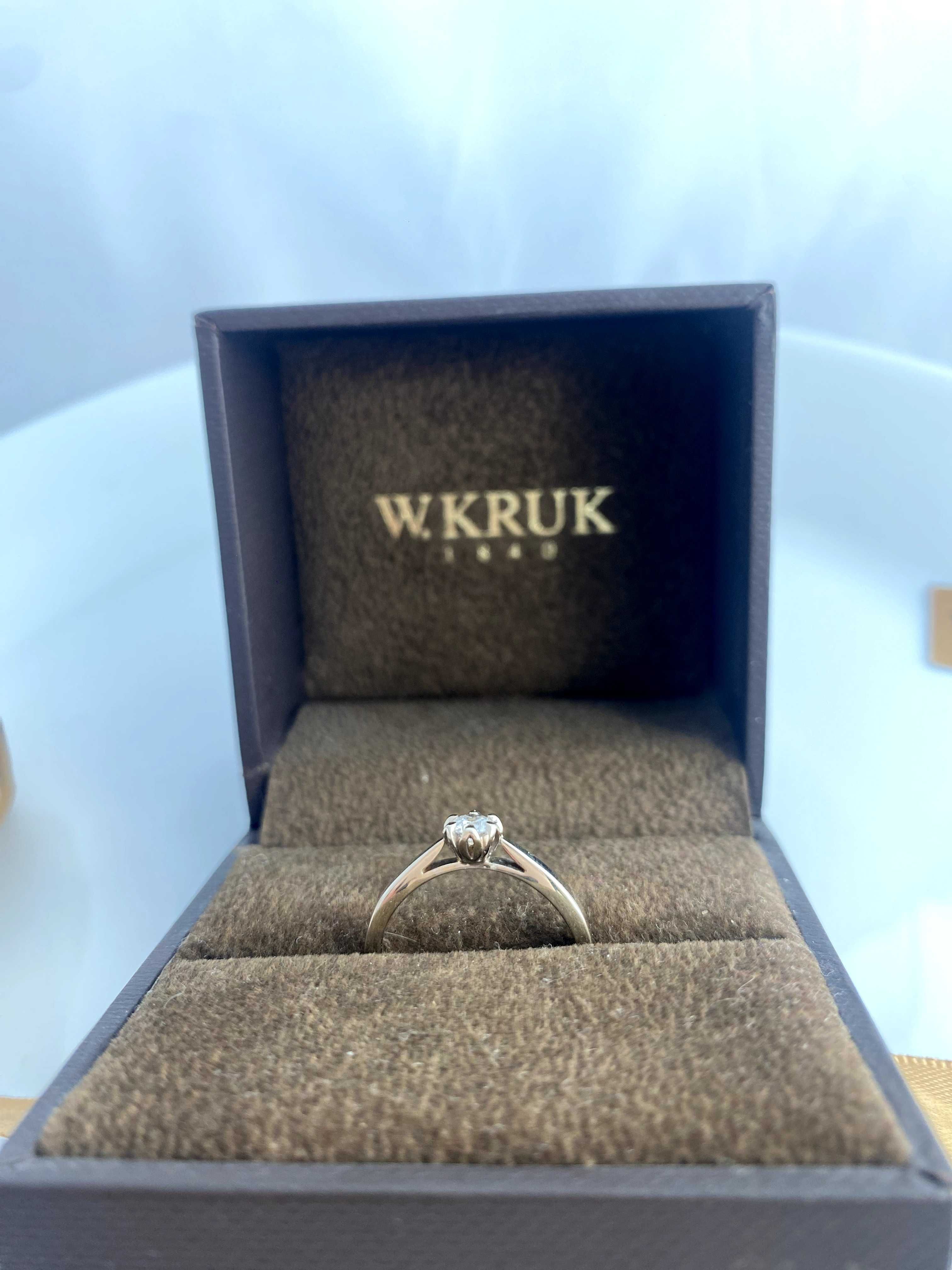 Złoty pierścionek z brylantem W.Kruk + certyfikat, paragon, opakowanie