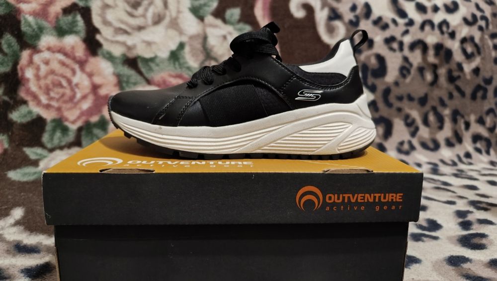 Кроссовки женские