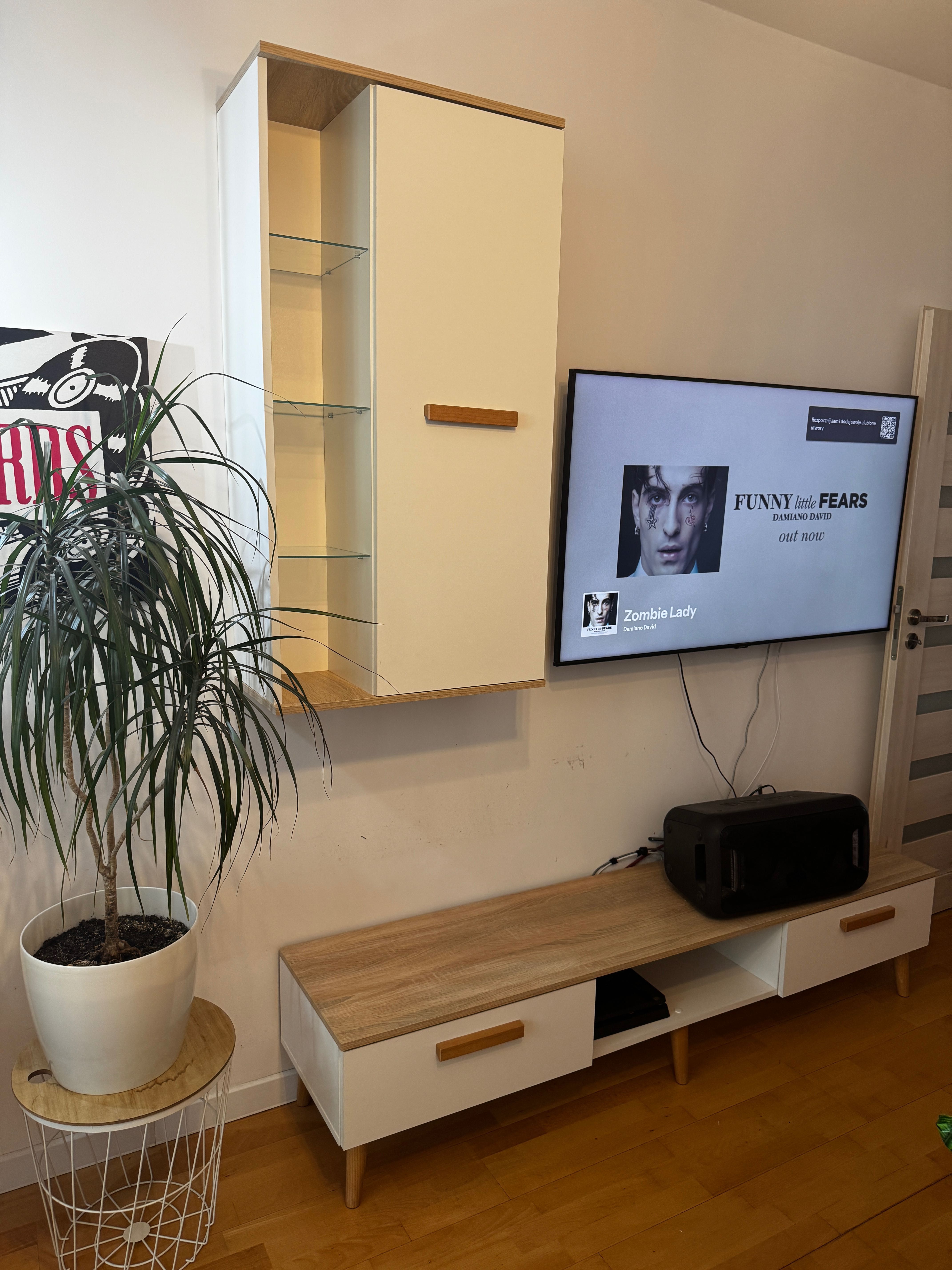 Zestaw mebli skandynawskich do salonu – komody, RTV, witryna, półka