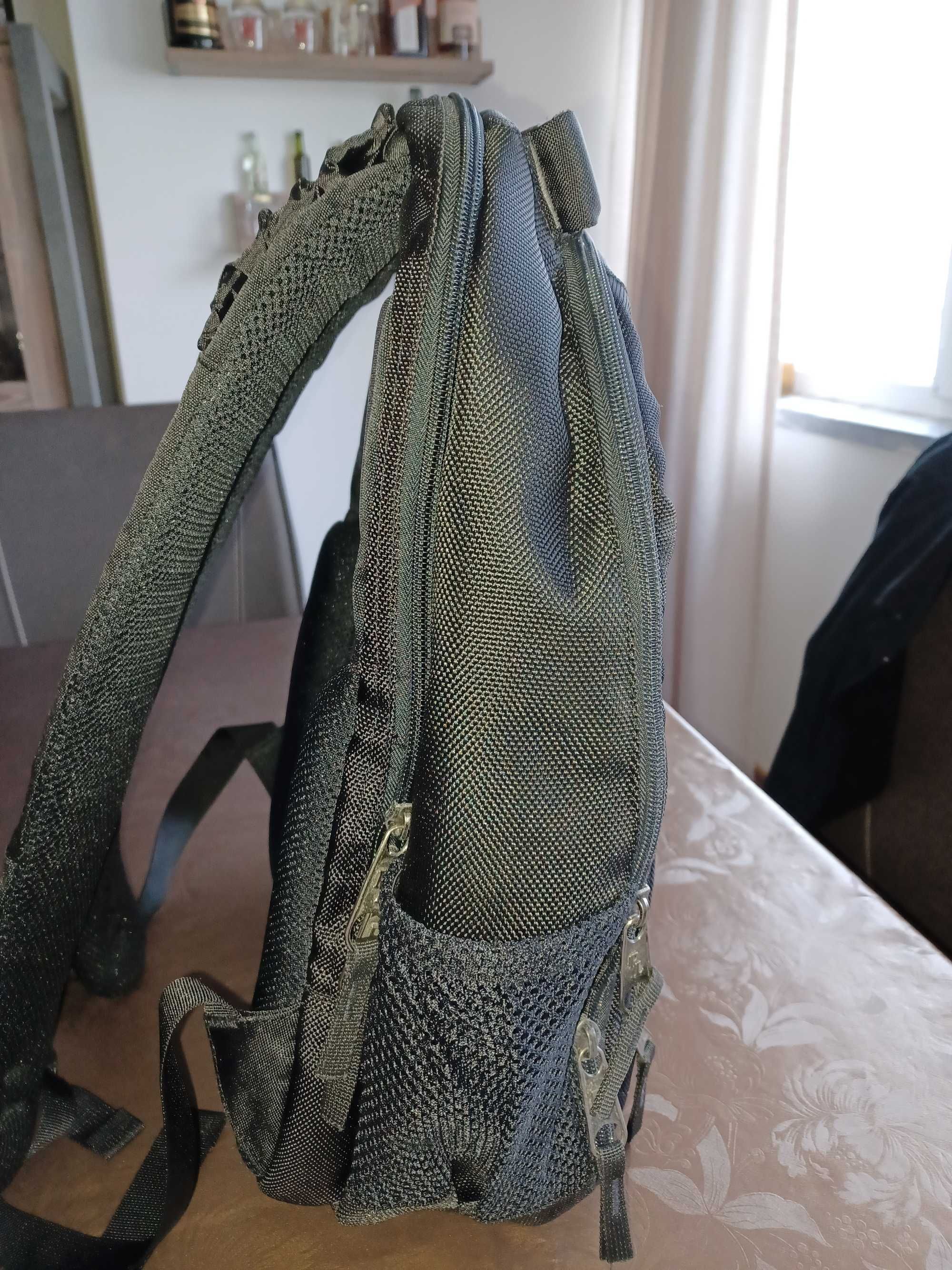 Mochila preta para transportar computador portátil