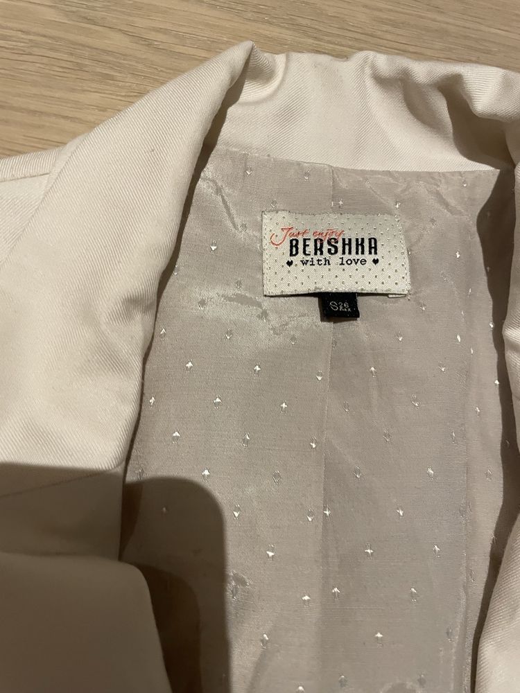 Biała marynarka Bershka rozmiar S