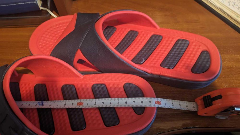 Сланці тапки капці тапулі тапченята шльопки в’єтнамки чавкунці пляцки