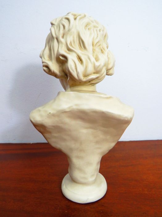 Escultura Flor Agreste de Soares dos Reis.