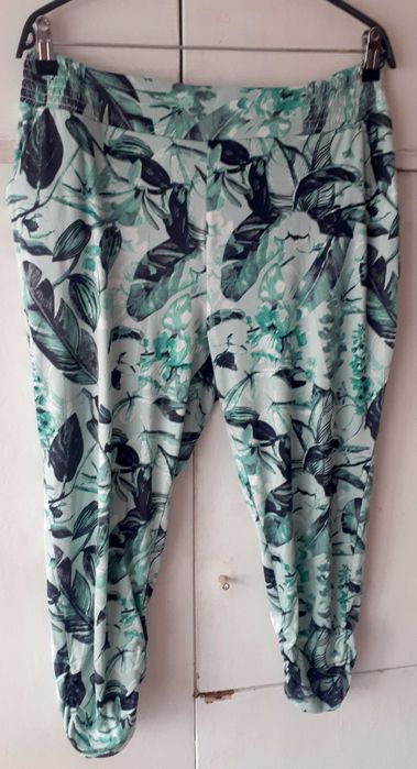 Spodnie damskie krótkie, odcienie zieleni, motywy roślinne