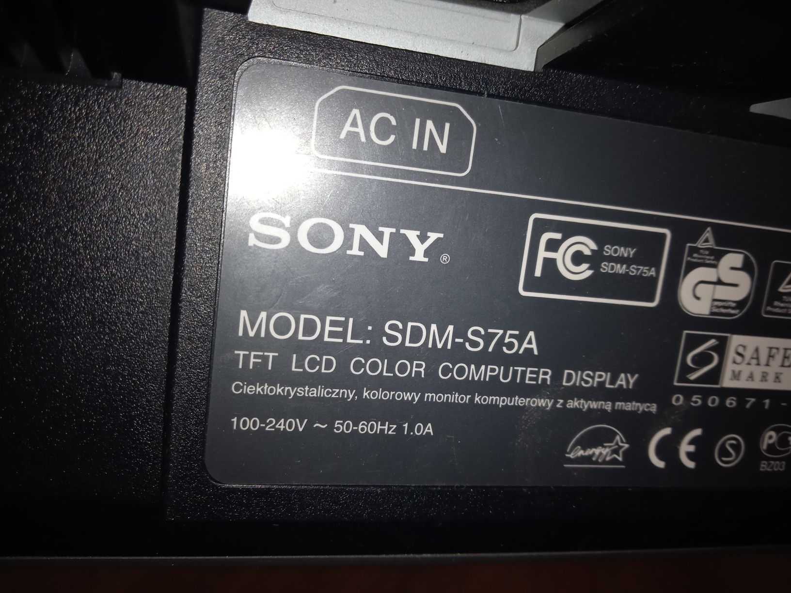 Monitor... Sony.