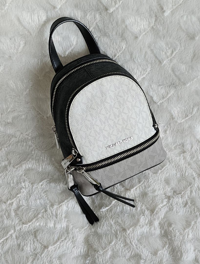 Sprzedam Piękny plecaczek Mini rhea firmy Michael Kors 

Plecacz