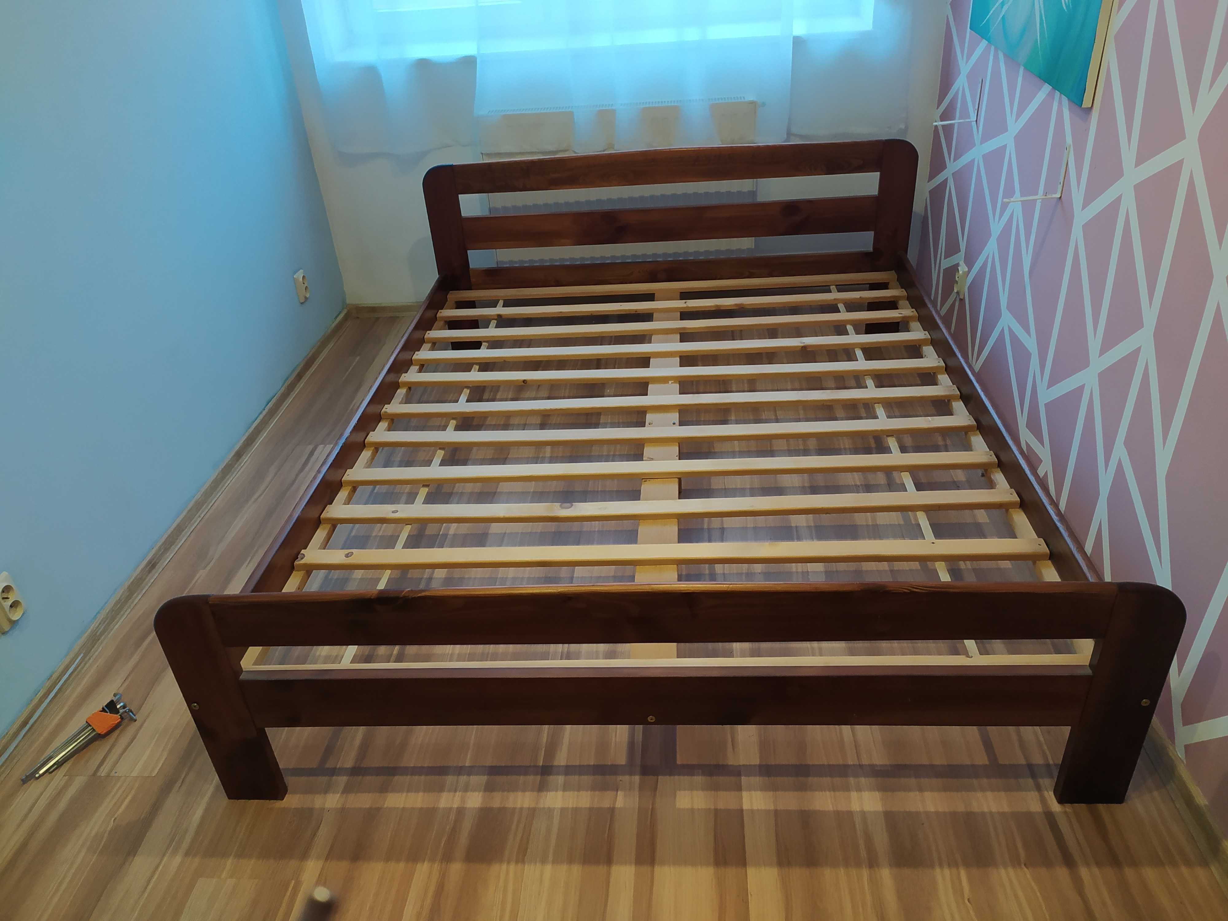 Drewniane łóżko sosnowe