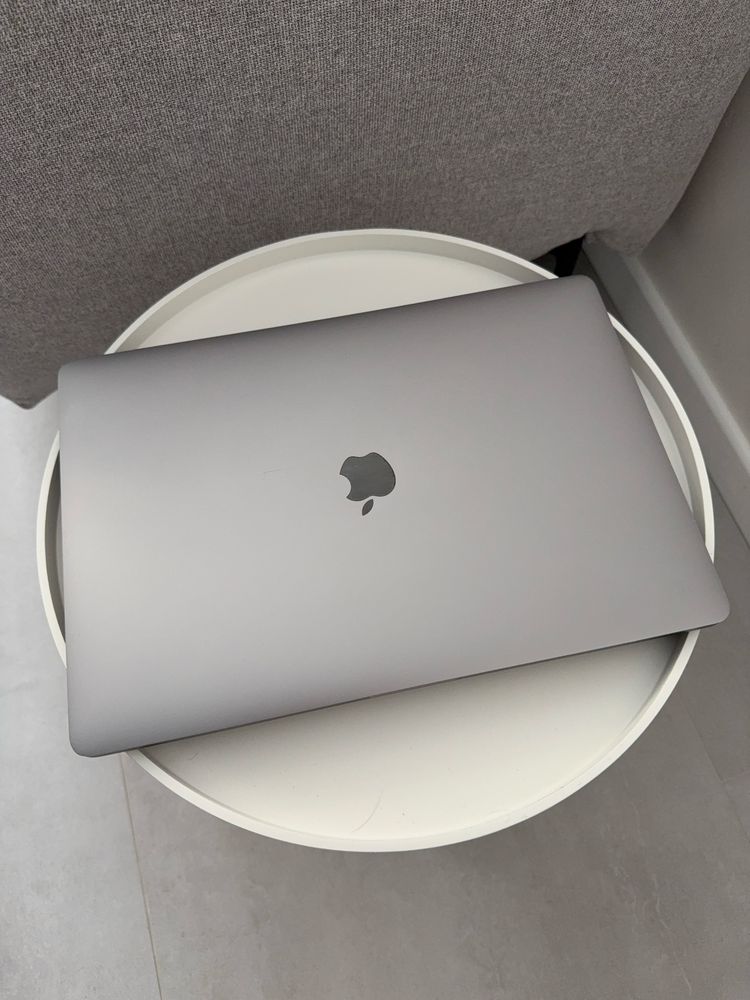 Macbook pro 15 2018 (2019) i7 2.2/ 16/ 256gb/ Radeon Pro 555 4Gb
