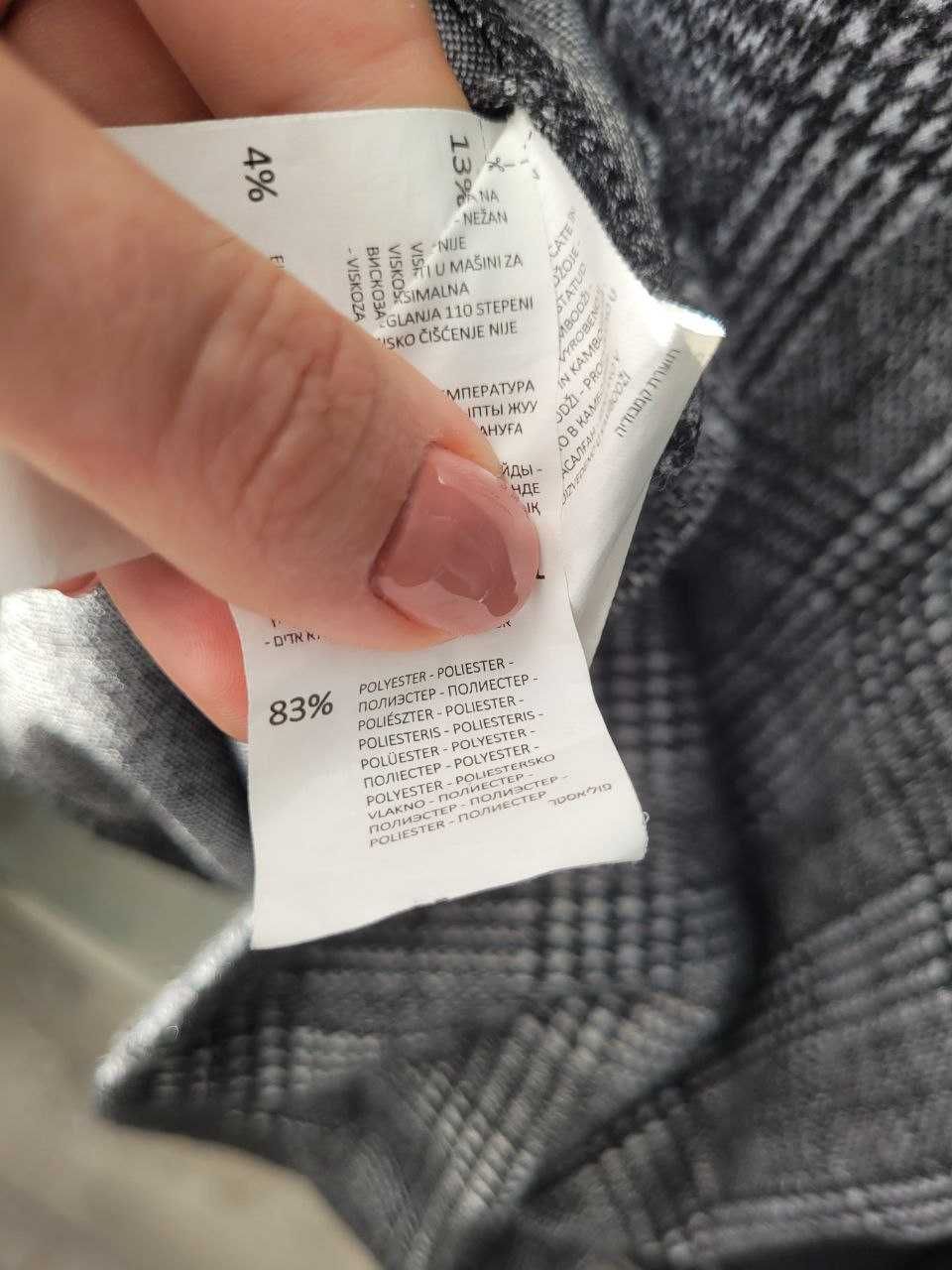 Elegancka sukienka w kratę Reserved