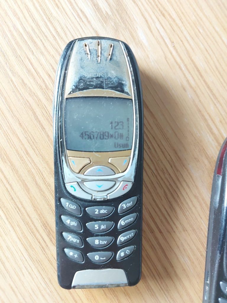 Dwa retro telefony Nokia 6310i, klasyczny model z zestawem części 6310