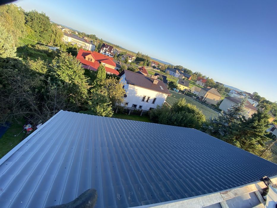 Firma DachyMaxServie Montuję nowe dachy i rynny.