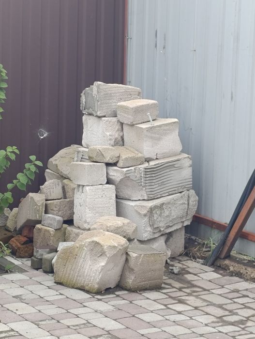 Продам остатки, куски пеноблоков и плитки керамической