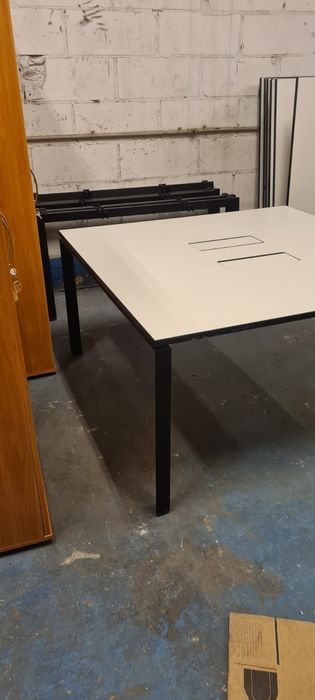 Stół konferencyjny biały multimedialny Steelcase białe