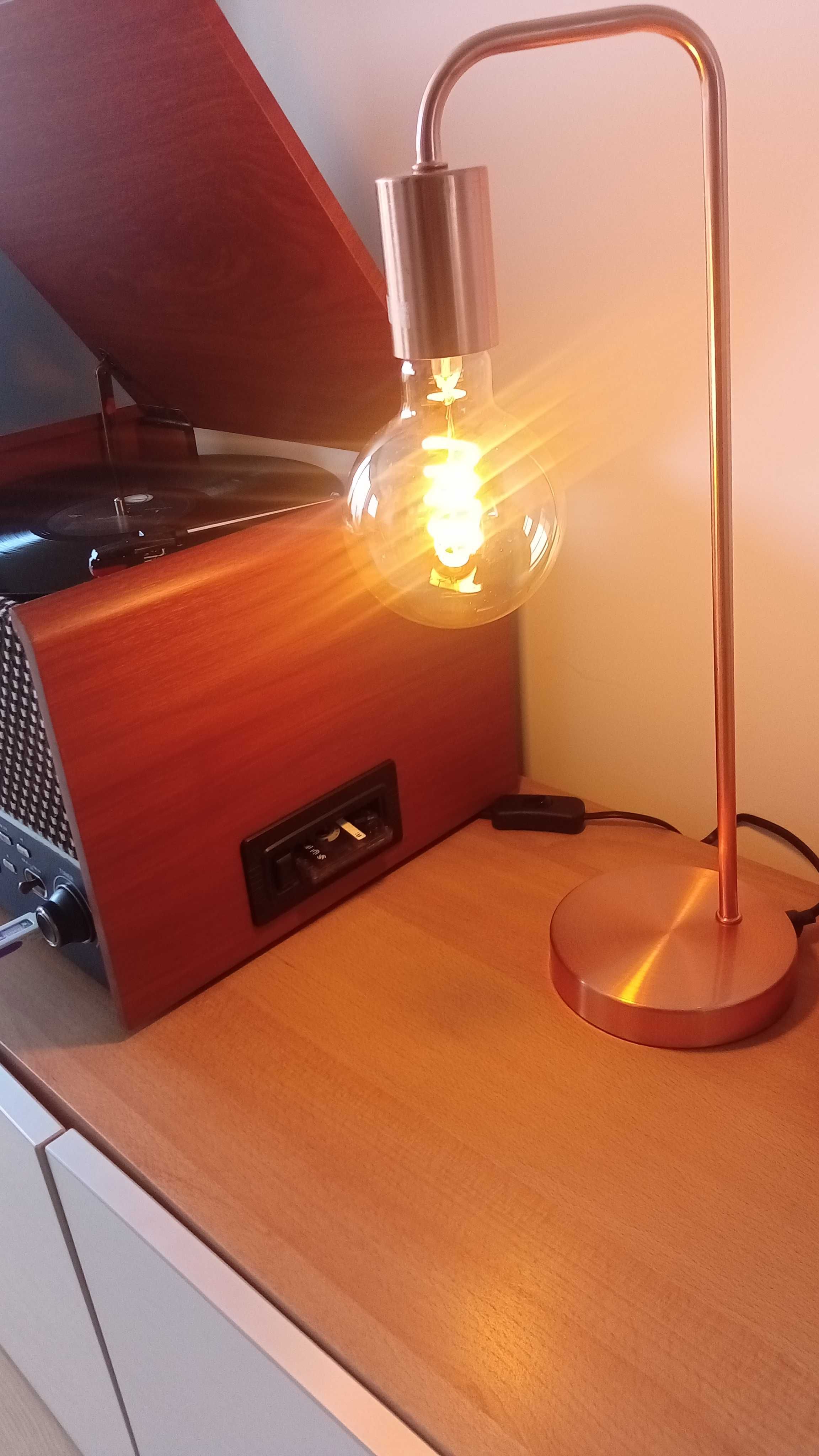 Candeeiro vintage cobre com lâmpada néon quente.