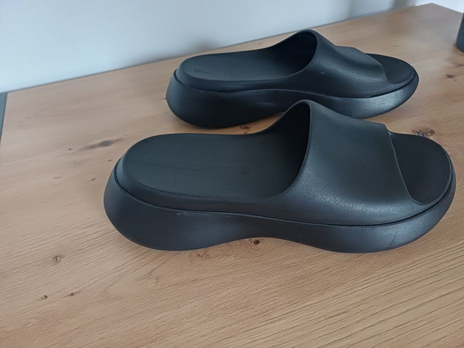 Klapki  czarne Zara rozmiar 40 na grubej podeszwie jak yezzy