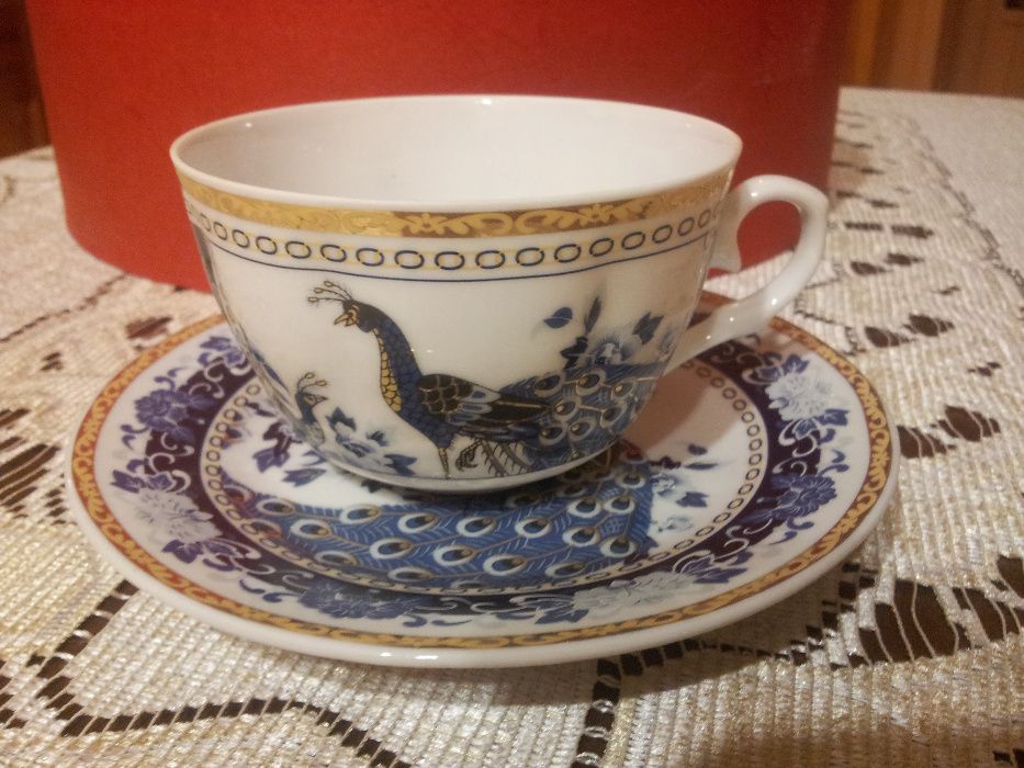 Piękny komplet porcelanowy: filiżanki z talerzykami