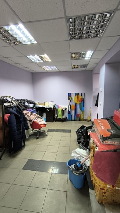 ЦЕНТР . Приміщення  93 кв. Торг.