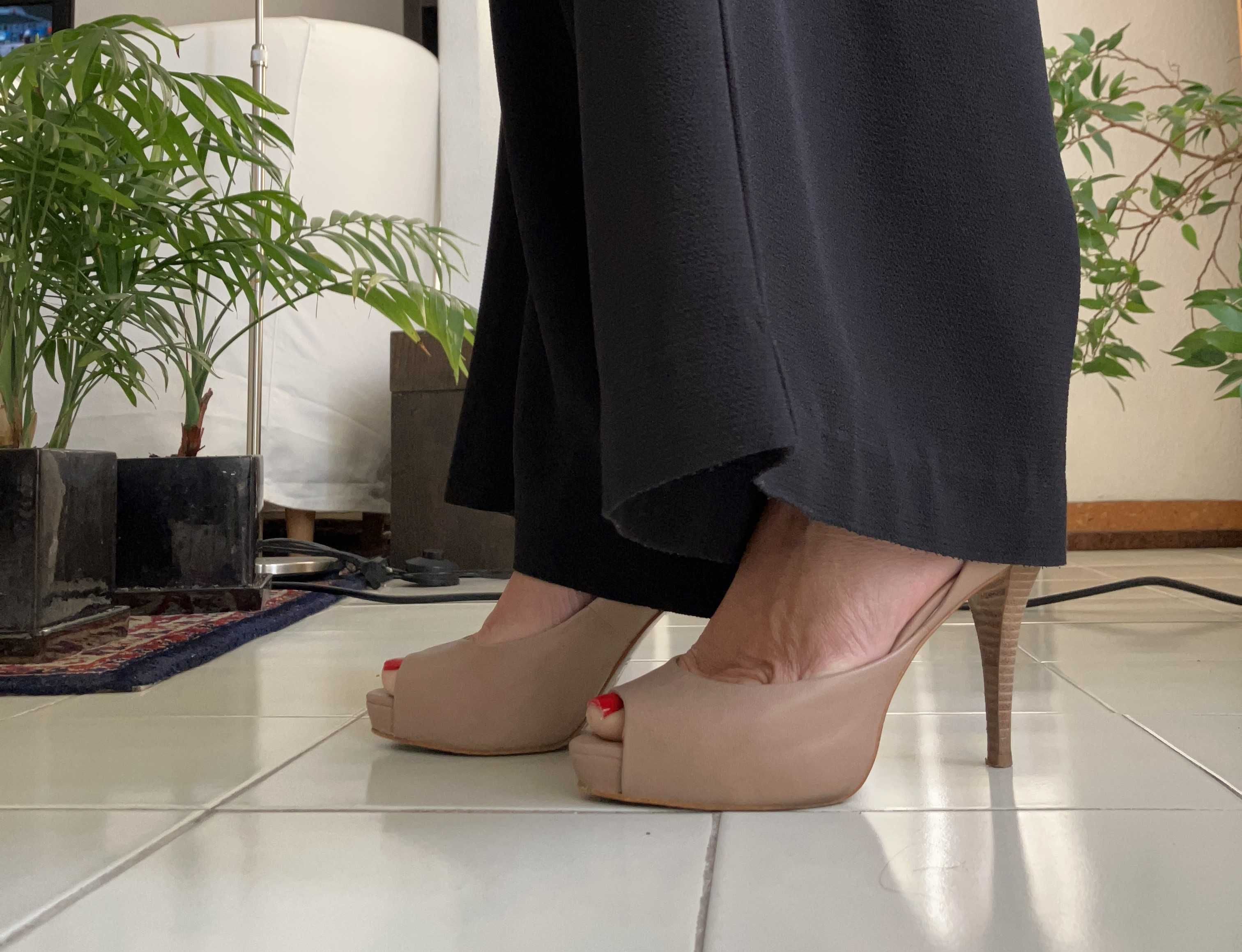 Sapatos de salto abertos à frente