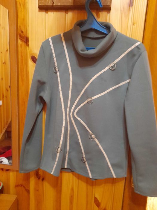 Костюм оливковий  красивий