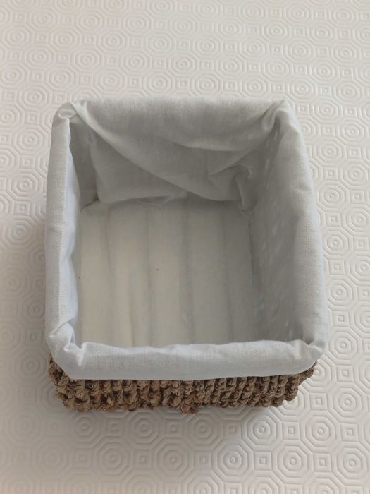 Cesto em verga forrado a pano