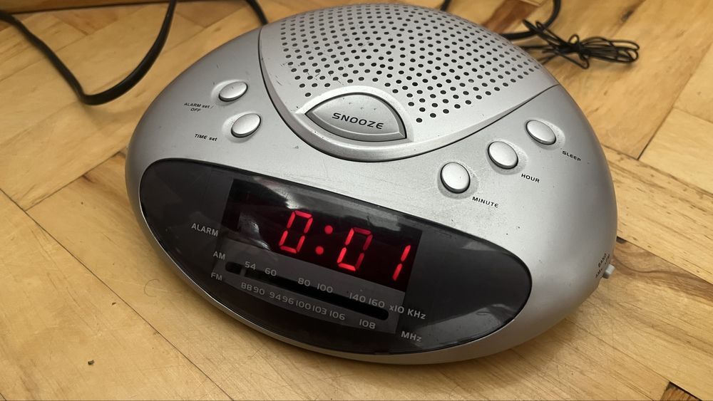 Budzik radio z pamięcią zegar zasilany elektroniczny