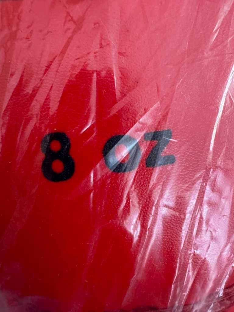 Nowe rękawice bokserskie i drążek do podciągania