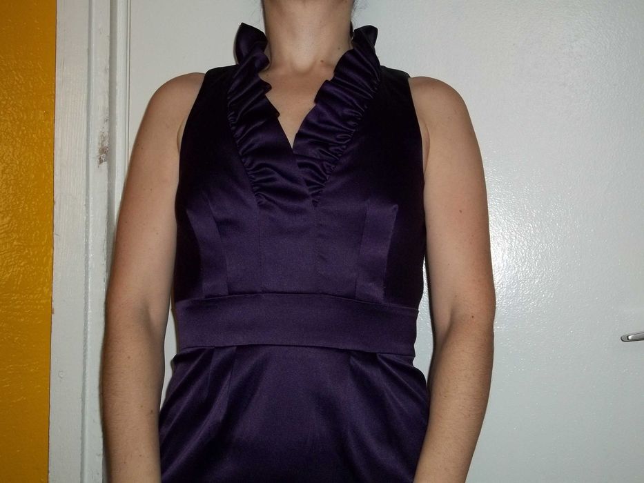 Sukienka atłasowa fioletowa oberżyna / falbanki przy dekolcie