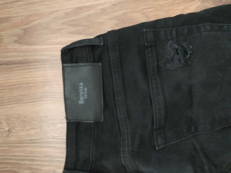 Bershka super skinny jeansy z rozdarciami