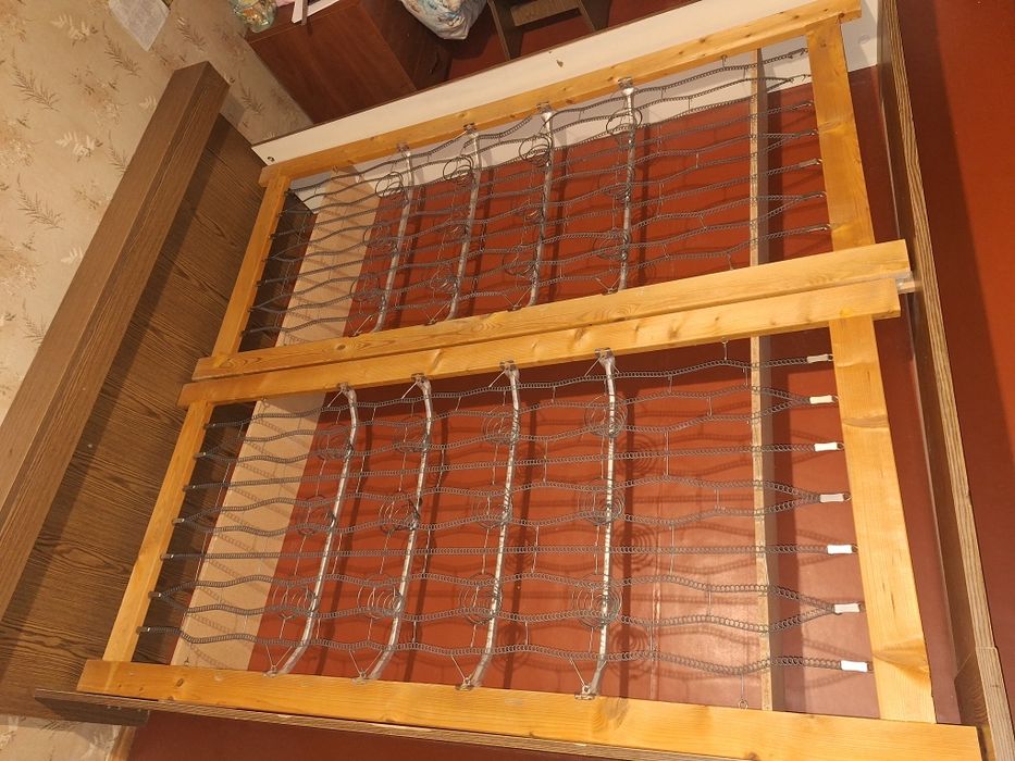 Двоспальне дерев'яне ліжко