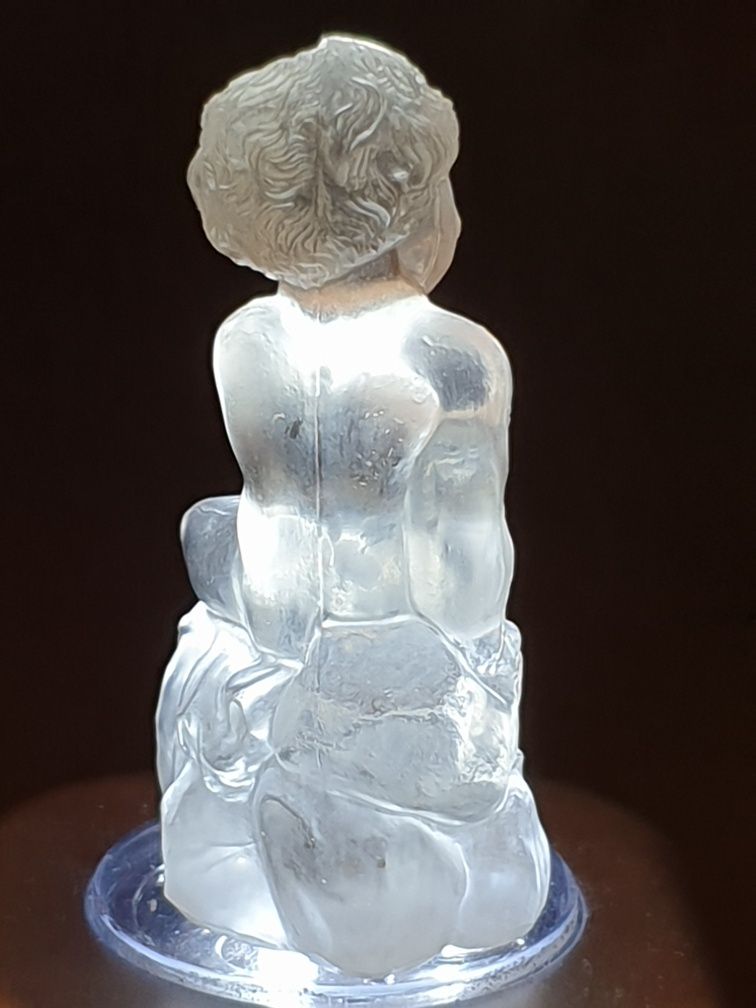 Pequena antiga escultura de putto Amor em cristal francês