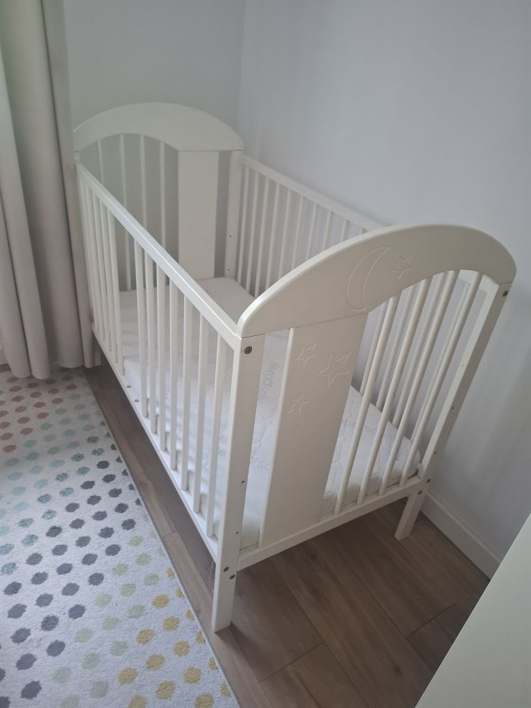 Sprzedam łóżeczko dziecece drewniane z materacem