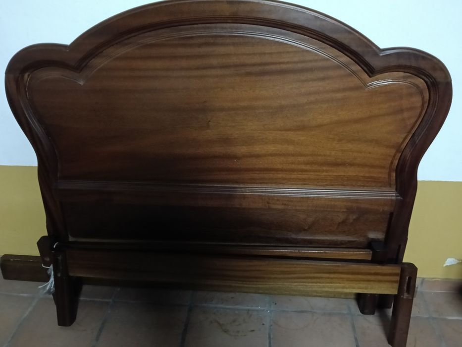 Cama de casal em Madeira