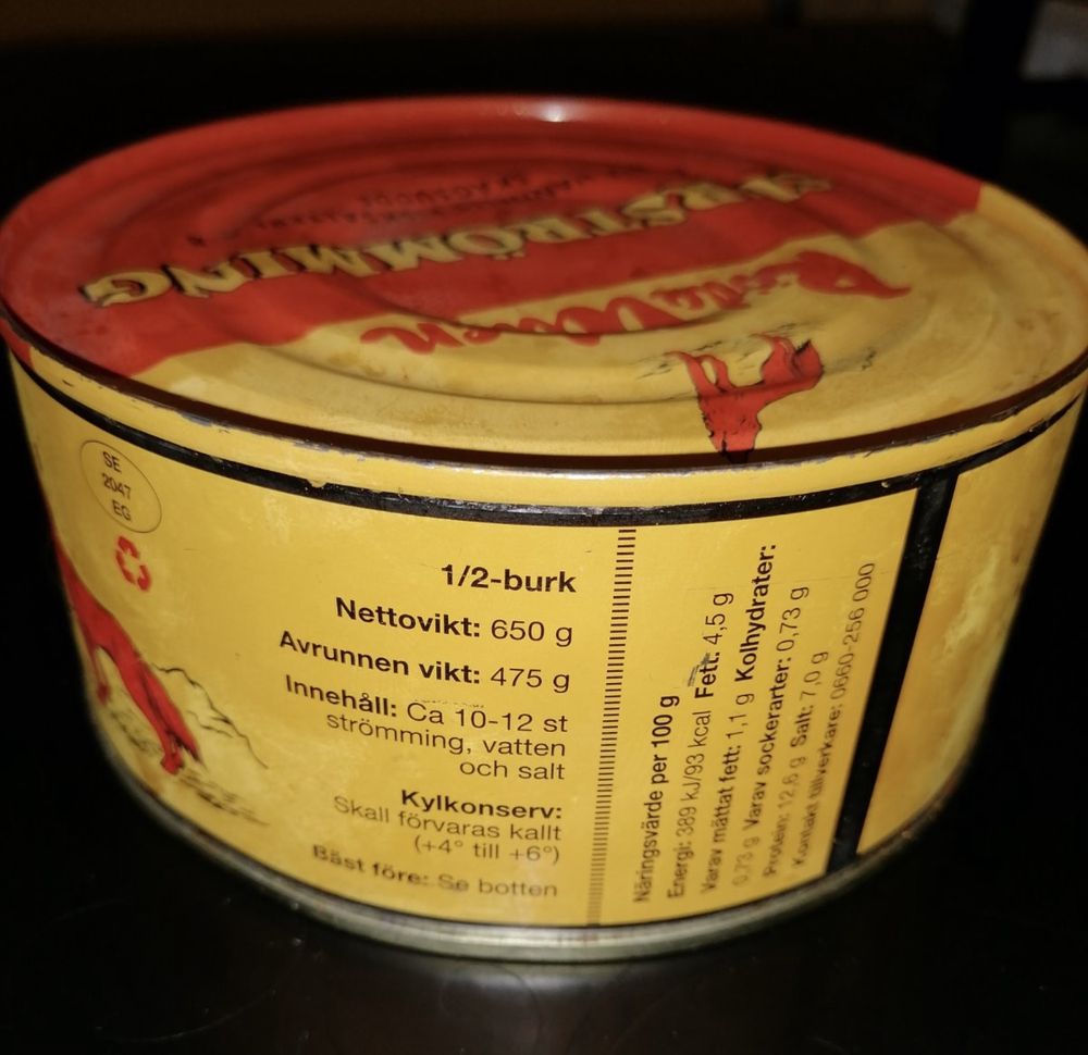 Консерва сюрстрьомінг, surströmming мала та велика банки