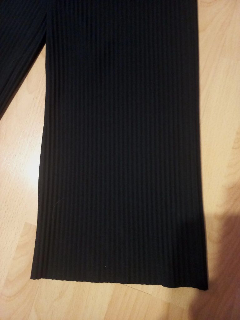 Spodnie z szeroką nogawką dla dziewczynki. Nowe