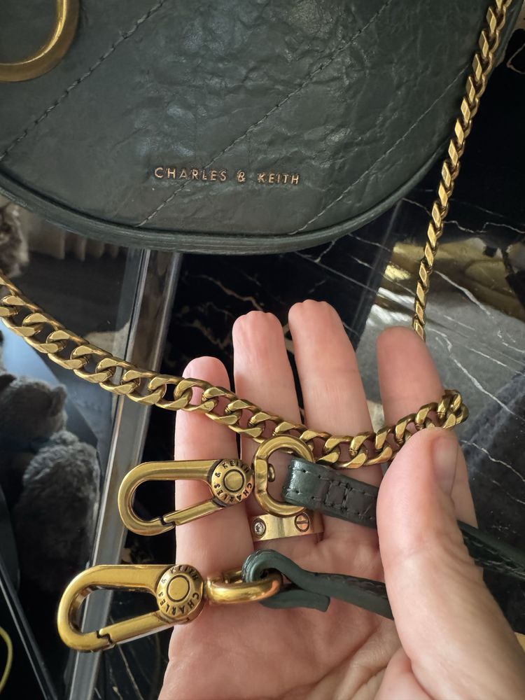 Сумка через плечо, бананка кожа charles & keith